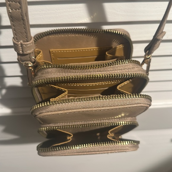 NWOT Beige three section crossbody bag with Creditcard compartments w/goldtone. - Picture 8 of 10